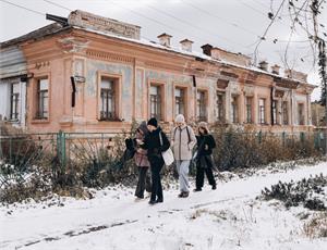 Десять специалистов