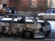 Вот такая вот печаль произошла во дворе одного из домов в районе ул. Октябрьская... Сгоревшая машина