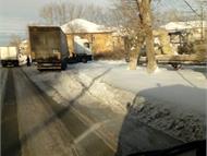 В Арамили около дома № 114 по улице Рабочей грузовик занесло на обочину:... Колея всему виной