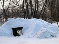 В Арамили в укромном уголке улицы Рабочей обычную кучу снега «оборудовали»... Прямиком к реке
