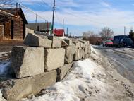 В Арамили на улице 8 марта кто-то построил стену – не великую и не китайскую,... Не китайская и не великая